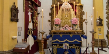 La lluvia obligó a realizar el rosario con la Virgen de las Lágrimas en el interior del templo