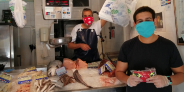 La ACC 17 de mayo reparte más de mil mascarillas entre vecinos y comercios de Olivos de Recaño