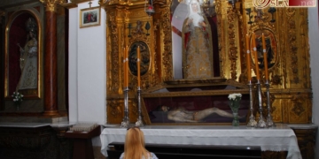 Los cofrades del Santo Entierro despidieron entre rezos al Cristo Yacente antes de su restauración