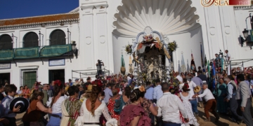 La Hermandad del Rocío de La Isla se presentó ante la Blanca Paloma en su ermita