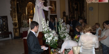Flores y ayuda al prójimo a las plantas de la Virgen del Rosario en su festividad
