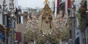 La Virgen del Rosario perfumó de nardos las calles de un Cádiz volcado con su Patrona