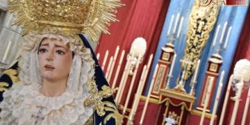 Hermanos, devotos y fieles visitan a la Amargura en su Besamano