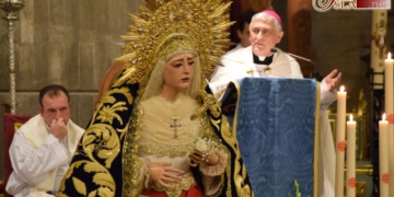 Monseñor Zornoza presidió la Vigilia de la Inmaculada junto a la Virgen de la Amargura