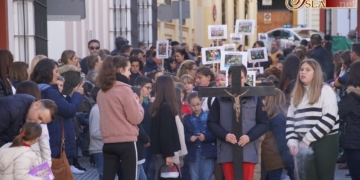 Los niños de catequesis de la Pastora rezaron el Vía-Crucis por las calles de la feligresía