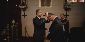 Juan Carlos Muñoz recibió antes de ir al Teatro la medalla de pregonero de los Afligidos
