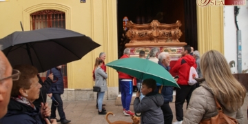 La lluvia acelera el traslado de los pasos de Cristo Rey y Estrella a la capilla de la Salle