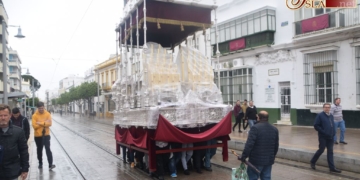 El palio de la Virgen de la Trinidad llegó ayer a la Iglesia Mayor entre una leve llovizna