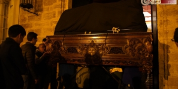 El paso de misterio de Vera-Cruz llegó ayer a la capilla cerrando el lunes de traslados