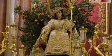 La Divina Pastora ya en su paso con la saya de la Coronación y el manto verde agua