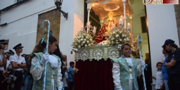 Entre nardos y marchas la Virgen de los Remedios se paseó por Chiclana