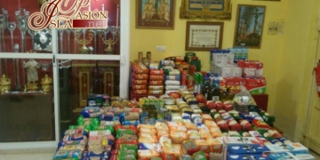La Hermandad del Perdón recoge más de 700 kilos para las familias del barrio de La Casería