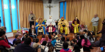 Los Reyes Magos visitaron a los niños de Cáritas de la parroquia del Santo Cristo