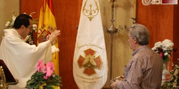 La juventud carmelitana celebra su aniversario con la bendición de una bandera bordada