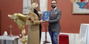 Juan José Carrera recibió las pastas como pregonero de la Romería del Rocío