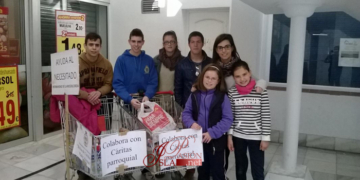 Los jóvenes de la Misericordia recogieron alimentos para Cáritas Parroquial de la Pastora