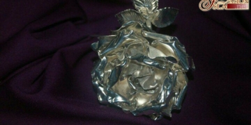 Un grupo de devotos donan una rosa de orfebrería a la Virgen de los Dolores de Nazareno