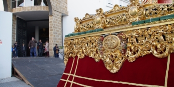 El paso de la Resurrección el primero en entrar en la Parroquia de San José Artesano