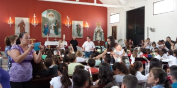 Los más pequeños comenzaron las jornadas a la Virgen del Amor con una ofrenda floral