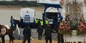 Los rocieros isleños ya se adentran en Doñana tras el embarque en Bajo Guía