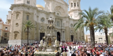 El fuerte viento no restó solemnidad al Corpus Christi en la capital gaditana