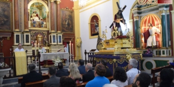 Hermanos del Nazareno participan de la misa parroquial en la Pastora junto al Regidor