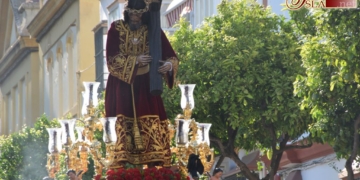 La luz de la tarde y cientos de fieles acompañan al Nazareno hasta la Sagrada Familia