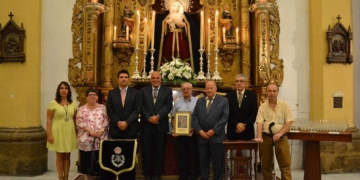 Donan una capa pluvial para el Preste de la Hermandad de la Soledad