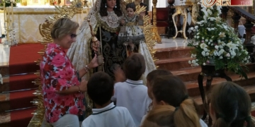 Los escolares del Liceo primeros en visitar a la Patrona en su Besamano