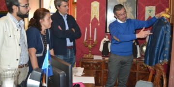 Romero, Lebrero y Carrera visitan el Taller de Bordado Virgen del Carmen