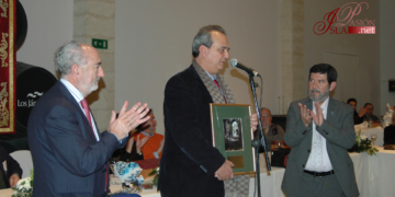 Andrés Quijano recibió el premio como ganador de la imagen de la Navidad andaluza 2014