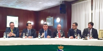 La relación entre la Armada y las hermandades a debate en el Club de Oficiales