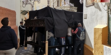 Soledad modifica en altura las patas y palos del paso de la Virgen para eliminar la inclinación