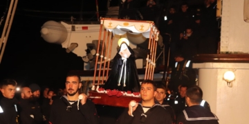 La Virgen de la Soledad procesionó sobre la cubierta del Juan Sebatián Elcano