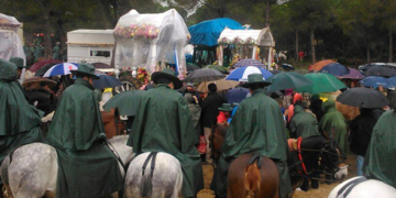 La lluvia y el difícil paso por Doñana no aminoran el sentir rociero de los romeros de La Isla