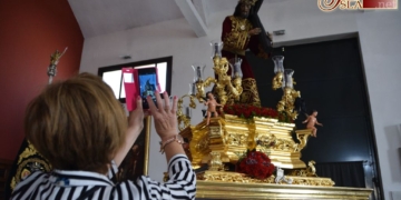 Los vecinos del barrio de la Bazán visitan a Jesús Nazareno en la Sagrada Familia