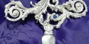 El Grupo Joven de Prendimiento dona un puñal para la Virgen del Buen Fin