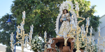 La Reina de los Ángeles se paseó por su barrio entre marchas en una calurosa tarde