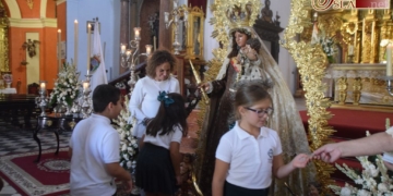 Los escolares del Liceo abrieron esta mañana el Besamano a la Virgen del Carmen