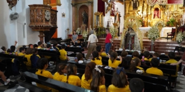 Los escolares del Liceo primeros en visitar a la Virgen del Carmen en su Besamano