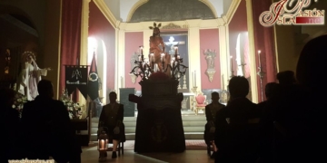 La lluvia obliga a celebrar el Vía-Crucis de Columna en el interior de la Iglesia Mayor