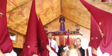 Penitentes, cargadores y una agrupación musical llevan el Viernes de Dolores a Camposoto