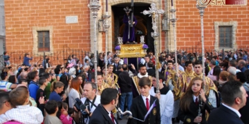 Multitudinario Vía-Crucis de Jesús Nazareno que fue portado por sus hermanos cargadores