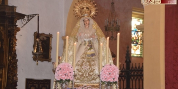 El viento de Levante obligó a rezar el Rosario con la Virgen de las Lágrimas en la Iglesia Mayor
