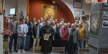 Monseñor Zornoza visitó la sede de los Jóvenes Cargadores Cofrades a su paso por la Pastora