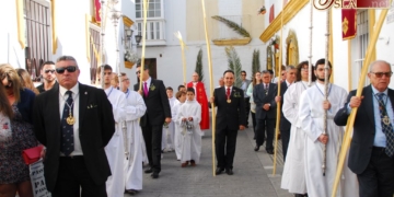 La bendición y procesión de palmas abre un soleado Domingo de Ramos en La Isla