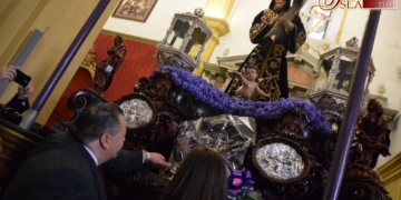 La alcaldesa entregó el bastón de Regidor ante las plantas de Jesús Nazareno