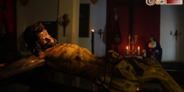 El Cristo de la Sangre expuesto en Besapiés previo a presidir el anual Vía-Crucis