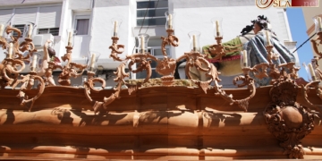 El paso de Tres Caídas luce en su traslado a la Sagrada Familia los nuevos candelabros laterales