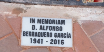 Una placa en la plaza de la Pastora recuerda desde hoy a Alfonso Berraquero García
